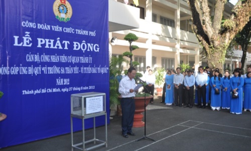 Cán bộ, công nhân viên cơ quan Thành ủy TPHCM đóng góp ủng hộ các chiến sĩ Trường Sa